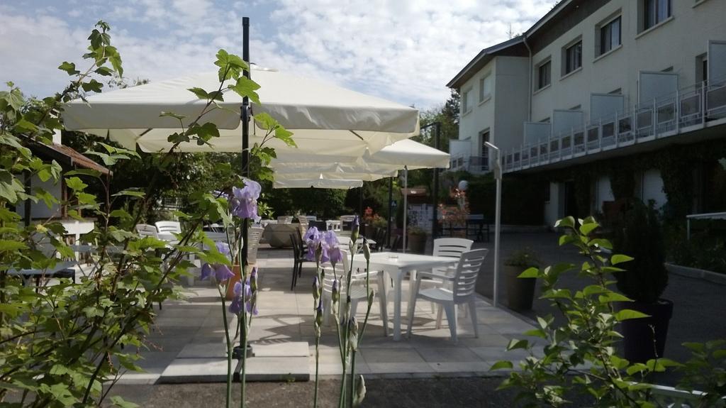 Logis Hotel Maison Carree Restaurant O Carre Dart Méréville Exteriér fotografie